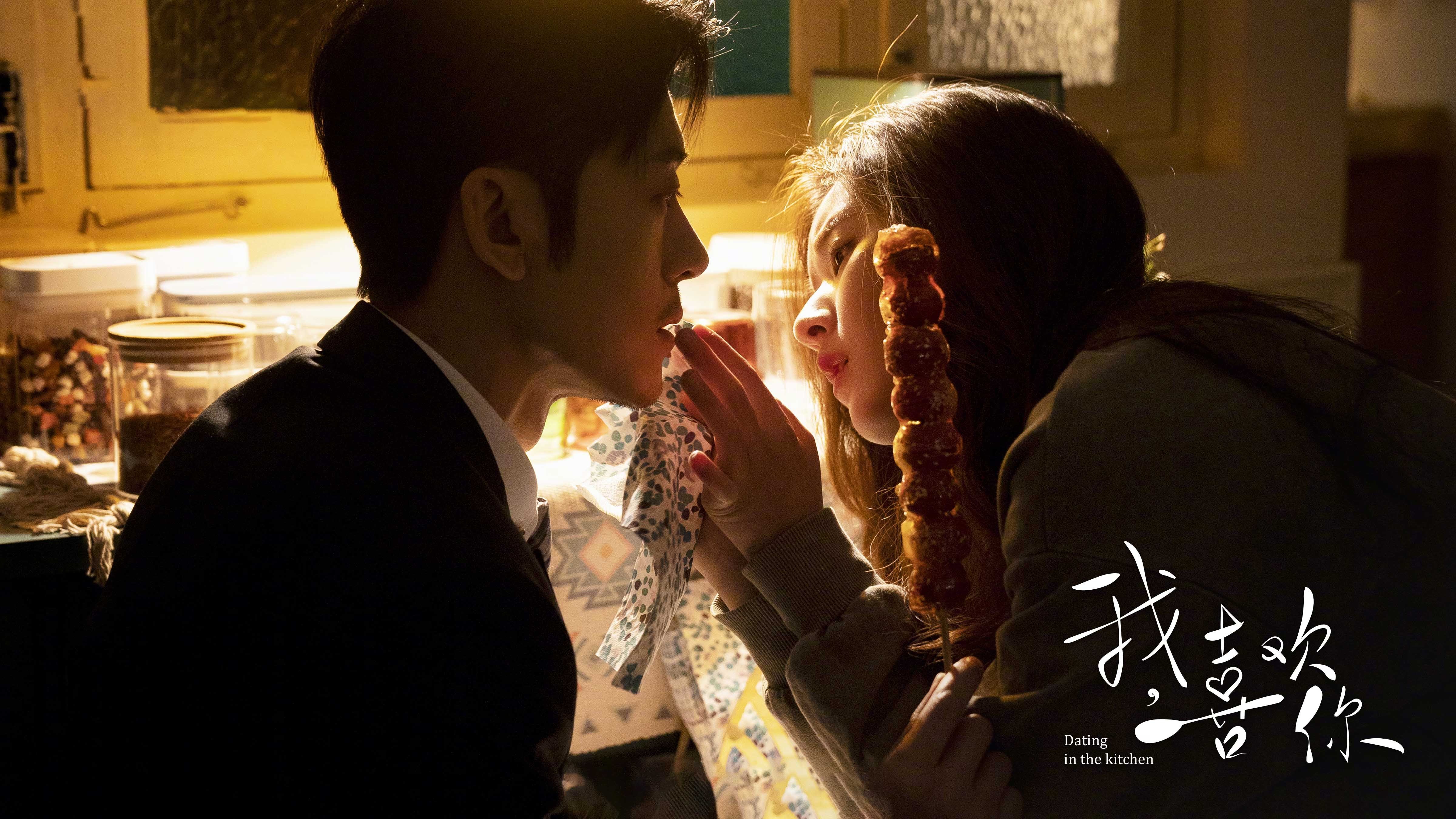 “武汉马拉松:选手们全力拼搏,赛道一触即发”